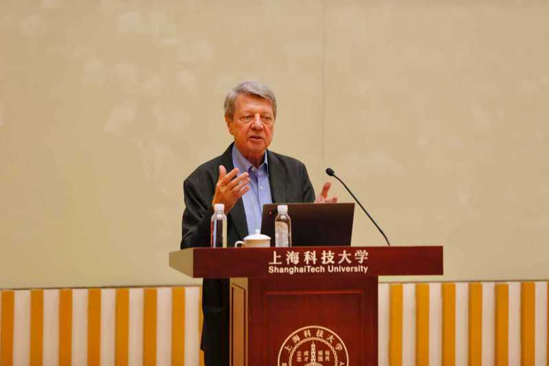 Polymer chemistry titan gives a talk to share the science and art of “taming free radicals”