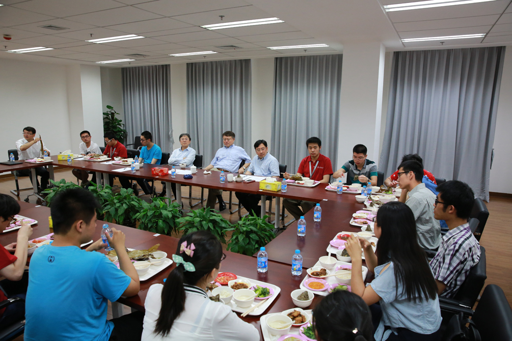 校领导与学生共度端午佳节