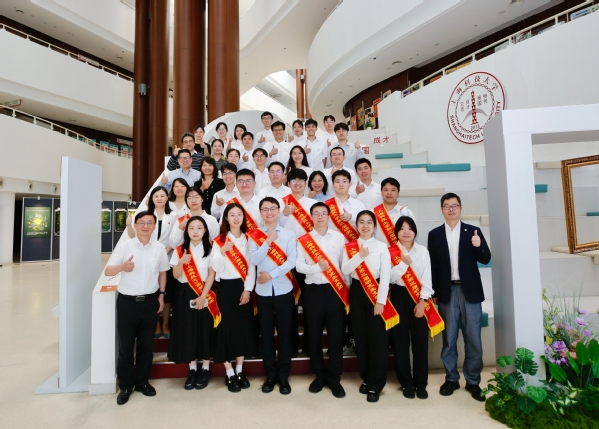 九游体育(www.jiuyou.com)官方网站举行2025年赴西部、基层、国家重点领域就业毕业生出征仪式