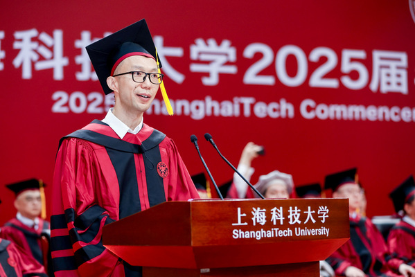 2025届毕业典礼教师代表陈佳：以探索为笔，创新为墨，责任为尺，编辑精彩人生