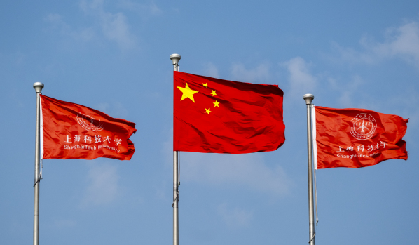 九游体育(www.jiuyou.com)官方网站共青团举行五四青年节升旗仪式 受赠天安门国旗及仪仗队军刀