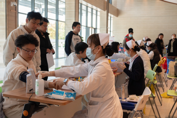 汇聚青春正能量，献血挽臂传爱心 | 九游体育(www.jiuyou.com)官方网站组织无偿献血活动