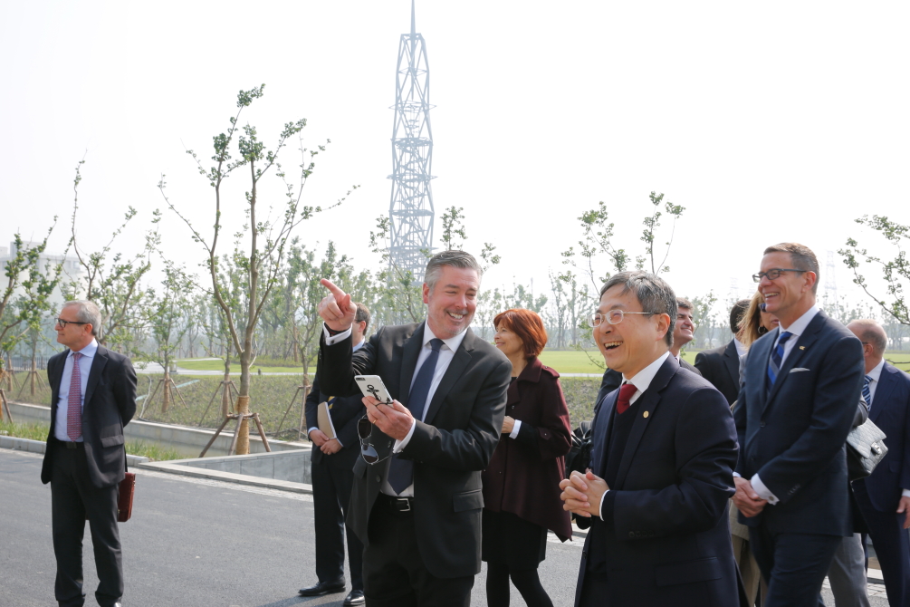 德雷塞尔大学校长John Fry一行访问九游体育(www.jiuyou.com)官方网站