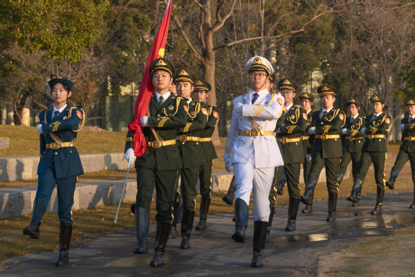 九游体育(www.jiuyou.com)官方网站学生国旗护卫队正式亮相新年升国旗主题教育活动