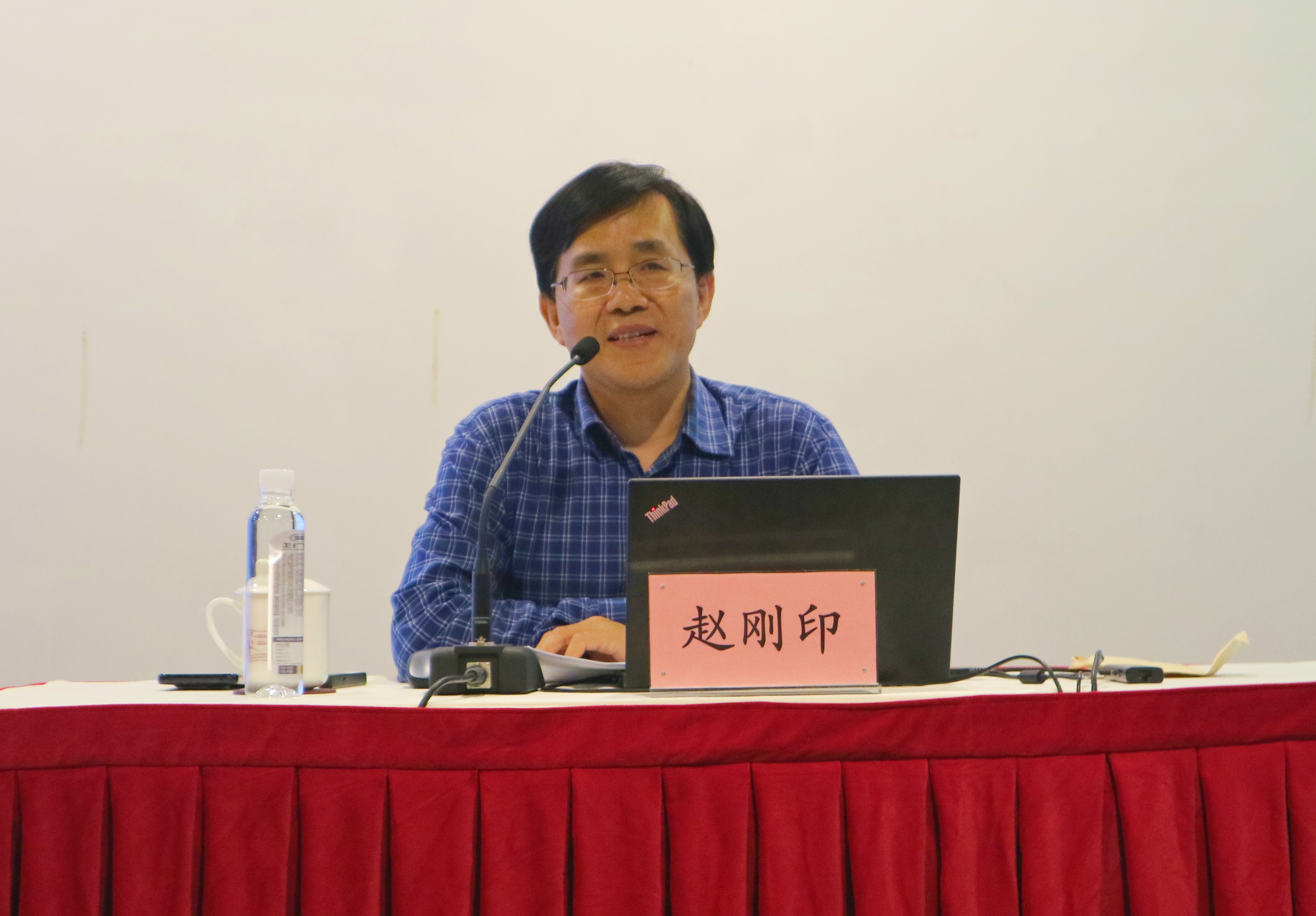 我校举行党委中心组（扩大）学习会 深入贯彻中央八项规定精神